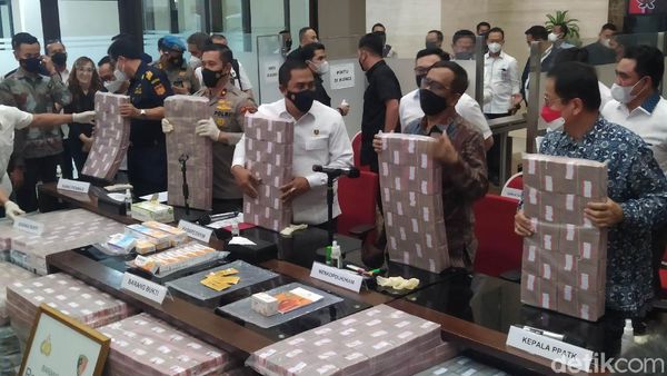 Penampakan Tumpukan Uang Rp 531 Hasil TPPU Obat Ilegal