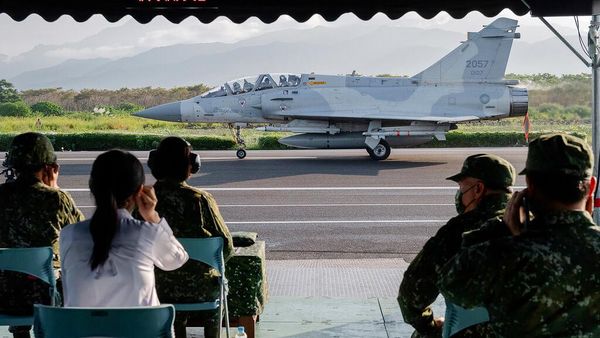 Bersiap Hadapi China, Ini Alasan Taiwan Latihan Jet Tempur di Jalan Raya