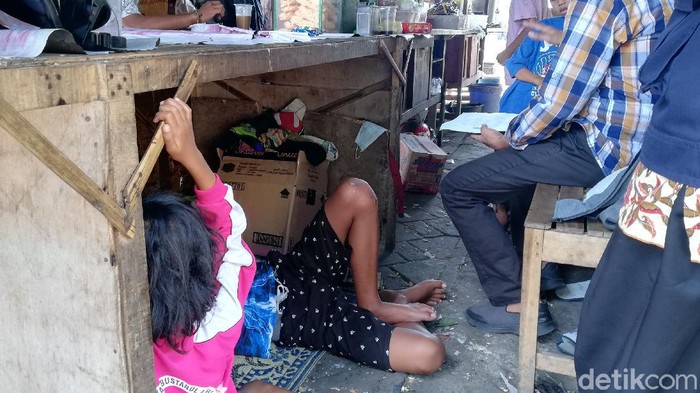 Cahyo dan Wiwin terpaksa mengajak 9 anaknya tidur di warung hik miliknya Cahyo dan Wiwin terpaksa mengajak 9 anaknya tidur di warung hik miliknya karena diusir dari kontrakan.