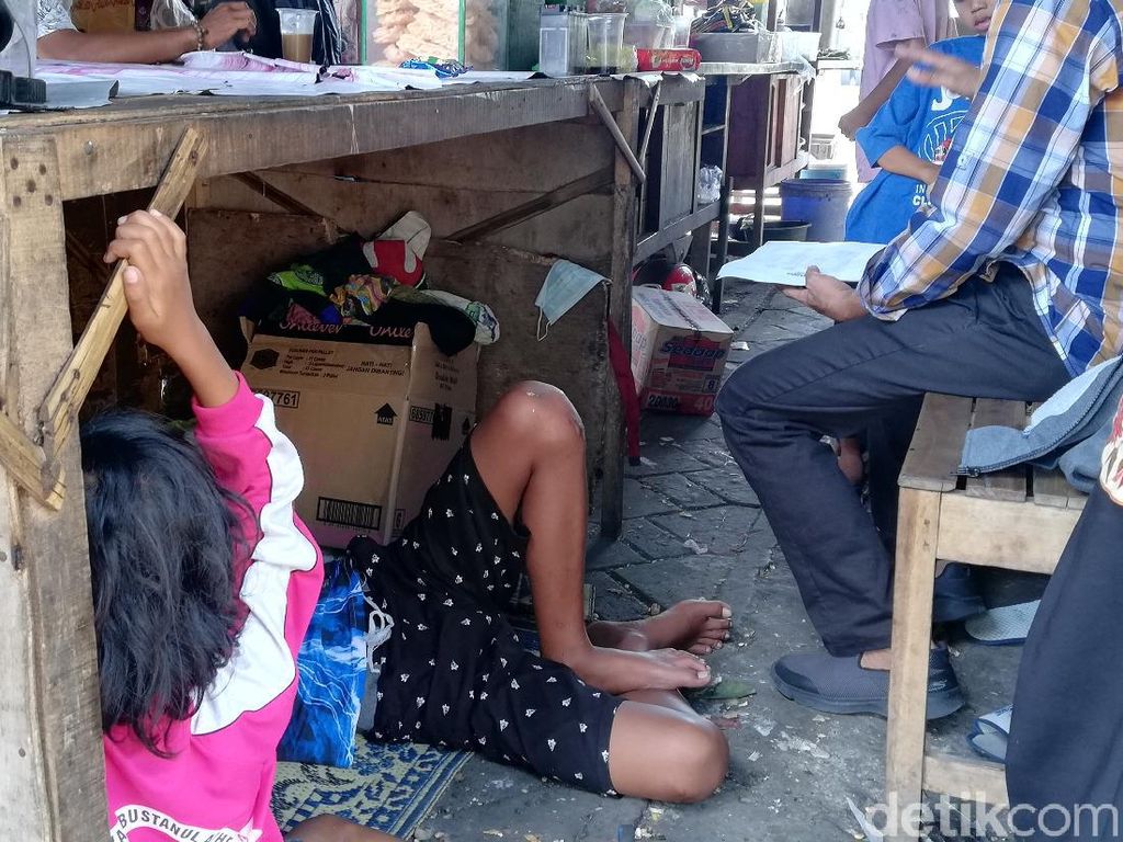 Pasutri-7 Anak Tinggal di Kolong Angkringan Setelah Diusir dari Kontrakan