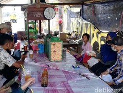 Bikin Haru! Pasutri Ini Ajak 7 Anaknya Tinggal di Kolong Angkringan