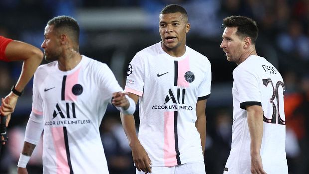 (From L) Paris Saint-Germain's Brazilian forward Neymar, Paris Saint-Germain's French forward Kylian Mbappe and Paris Saint-Germain's Argentinian forward Lionel Messi look on during the UEFA Champions League Group A football match Club Brugge against Paris Saint-Germain (PSG) at Jan Breydel Stadium in Bruges, on September 15, 2021. (Photo by KENZO TRIBOUILLARD / AFP)