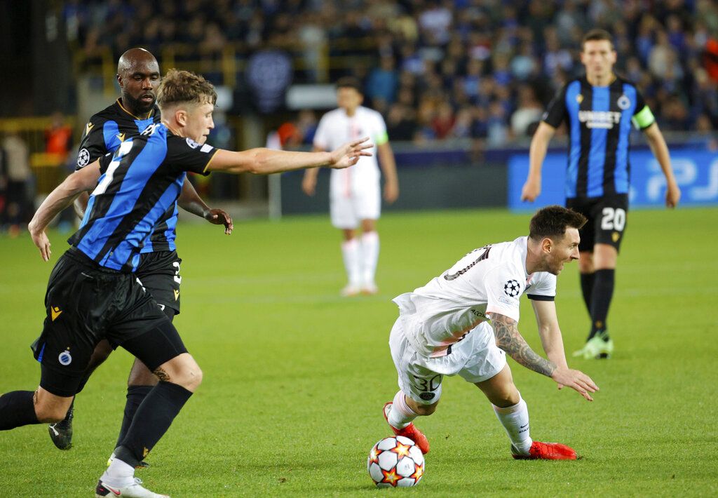 PSG's Lionel Messi, center right, fights for the ball with Brugge's Eder Balanta, center left, during the Champions League Group A soccer match between Club Brugge and PSG at the Jan Breydel stadium in Bruges, Belgium, Wednesday, Sept. 15, 2021. (AP Photo/Olivier Matthys)