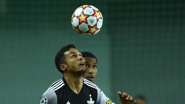 Sheriff's defender Cristiano da Silva Leite and Shakhtar Donetsk's Brazilian forward Tete vie for the ball during the UEFA Champions League football match between FC Sheriff and FC Shakhtar Donetsk at Sheriff Stadium in Tiraspol on September 15, 2021. (Photo by Sergei GAPON / AFP)
