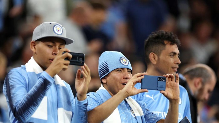 MANCHESTER, ENGLAND - SEPTEMBER 15: Manchester City fans enjoy the pre match atmosphere prior to the UEFA Champions League group A match between Manchester City and RB Leipzig at Etihad Stadium on September 15, 2021 in Manchester, England. (Photo by Richard Heathcote/Getty Images)