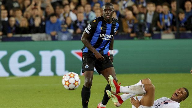 galfot club brugge vs psg PSG's Kylian Mbappe, right, goes down as he fights for the ball during the Champions League Group A soccer match between Club Brugge and PSG at the Jan Breydel stadium in Bruges, Belgium, Wednesday, Sept. 15, 2021. (AP Photo/Olivier Matthys)