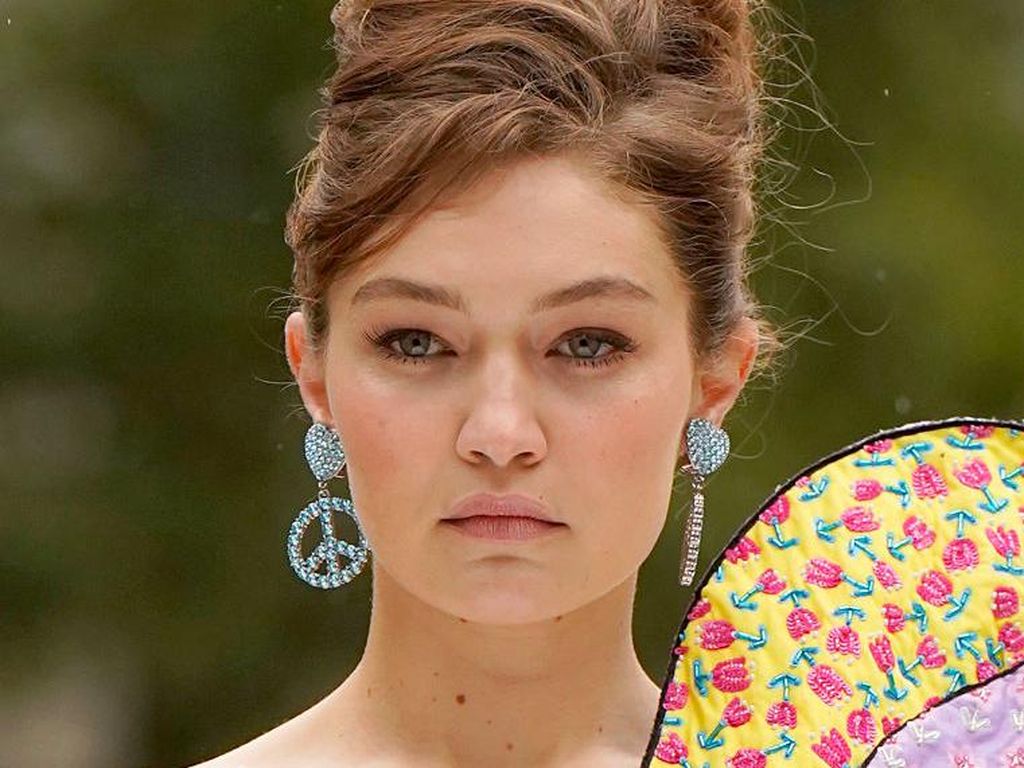 10 Foto Cantik Gigi Hadid Comeback Modelling Setelah Melahirkan, Bawa Dot 10 Foto Cantik Gigi Hadid Comeback Modelling Setelah Melahirkan, Bawa Dot