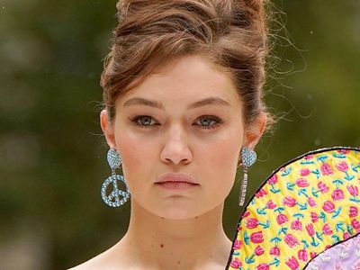 10 Foto Cantik Gigi Hadid Comeback Modelling Setelah Melahirkan, Bawa Dot