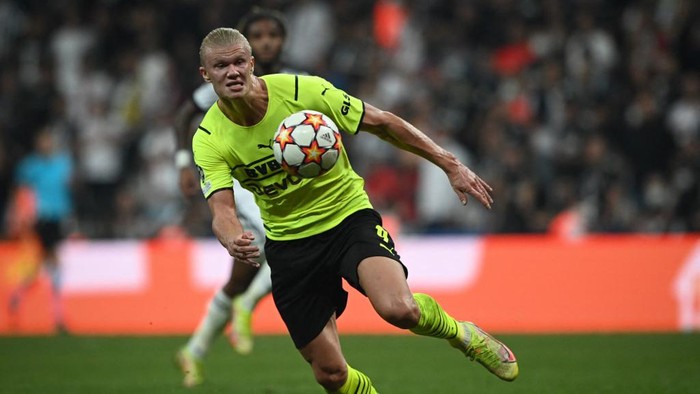 Dortmunds Norwegian forward Erling Haaland controls the ball during the UEFA Champions Leage 1st round Group C football match between Besiktas (TUR) and Borussia Dortmund in Istanbul, on September 15, 2021. (Photo by OZAN KOSE / AFP)