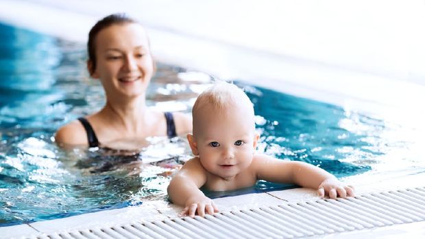 Ilustrasi ibu mengajari bayi berenang di kolam renang