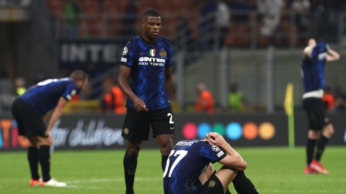 MILAN, ITALY - SEPTEMBER 15: Milan Skriniar of FC Internazionale shows his dejection at the end of the UEFA Champions League group D match between Inter and Real Madrid at Giuseppe Meazza Stadium on September 15, 2021 in Milan, Italy. (Photo by Marco Luzzani/Getty Images)