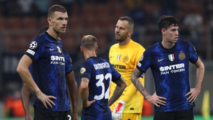 MILAN, ITALY - SEPTEMBER 15: Edin Dzeko of FC Internazionale shows his dejection at the end of the UEFA Champions League group D match between Inter and Real Madrid at Giuseppe Meazza Stadium on September 15, 2021 in Milan, Italy. (Photo by Marco Luzzani/Getty Images)