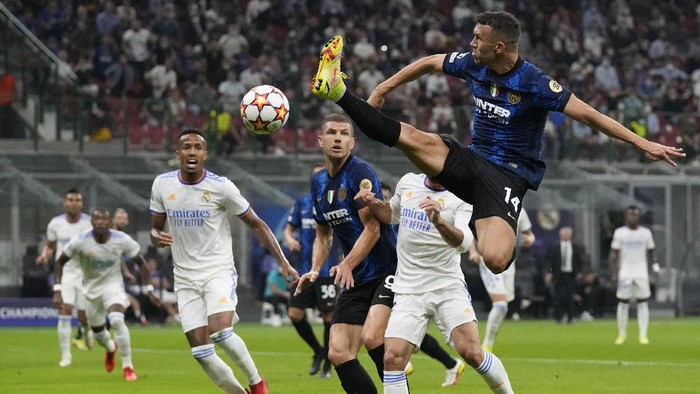 Inter Milans Ivan Perisic jumps for the ball during the Champions League group D soccer match between Inter Milan and Real Madrid at the San Siro stadium in Milan, Italy, Wednesday, Sept. 15, 2021. (AP Photo/Antonio Calanni)