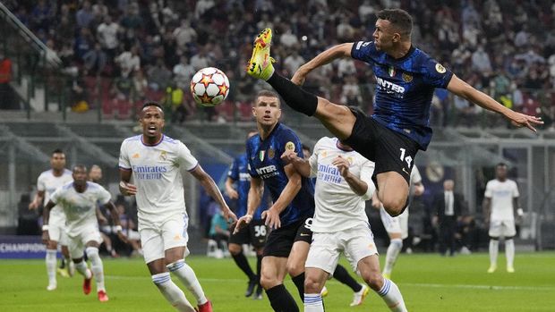Inter Milan's Ivan Perisic jumps for the ball during the Champions League group D soccer match between Inter Milan and Real Madrid at the San Siro stadium in Milan, Italy, Wednesday, Sept. 15, 2021. (AP Photo/Antonio Calanni)