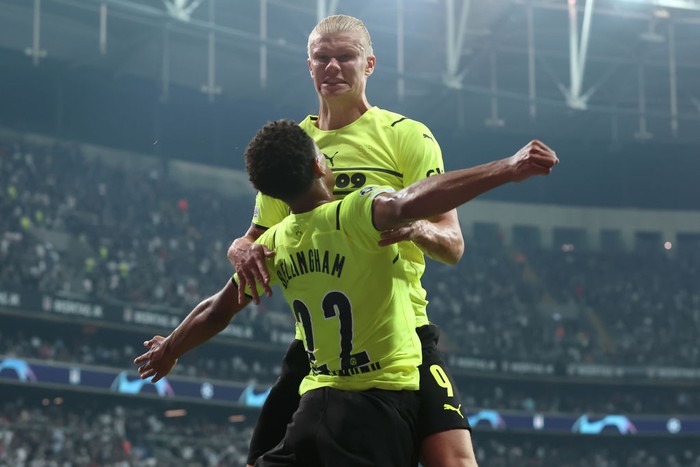 ISTANBUL, TURKEY - SEPTEMBER 15: Erling Haaland of Borussia Dortmund celebrates with teammate Jude Bellingham after scoring their sides second goal during the UEFA Champions League group C match between Besiktas and Borussia Dortmund at Vodafone Park on September 15, 2021 in Istanbul, Turkey. (Photo by Alex Grimm/Getty Images)