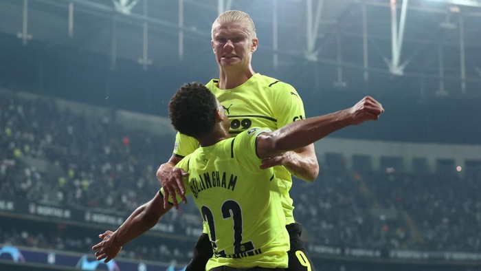 ISTANBUL, TURKEY - SEPTEMBER 15: Erling Haaland of Borussia Dortmund celebrates with teammate Jude Bellingham after scoring their sides second goal during the UEFA Champions League group C match between Besiktas and Borussia Dortmund at Vodafone Park on September 15, 2021 in Istanbul, Turkey. (Photo by Alex Grimm/Getty Images)