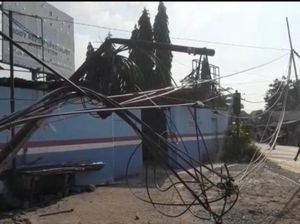 Kabel Menjuntai Disambar Truk di Tangsel, Tiang Nyaris Roboh