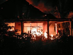 Dramatisnya Penyelamatan Seorang Nenek dari Kepungan Api yang Bakar Rumahnya