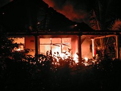 Dramatisnya Penyelamatan Seorang Nenek dari Kepungan Api yang Bakar Rumahnya