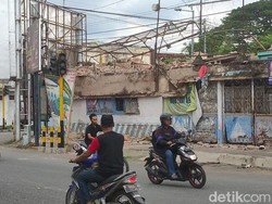 Atap Bekas Gedung Bioskop di Jember Ambruk saat Dibongkar, Satu Pekerja Tewas