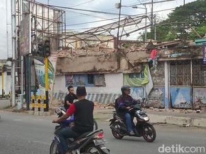 Atap Bekas Gedung Bioskop di Jember Ambruk saat Dibongkar, Satu Pekerja Tewas Atap Bekas Gedung Bioskop di Jember Ambruk saat Dibongkar, Satu Pekerja Tewas
