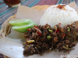 Kena Imbas Pandemi, Pria Ini Jualan Nasi Jeroan Bandeng yang Unik dan Sedap