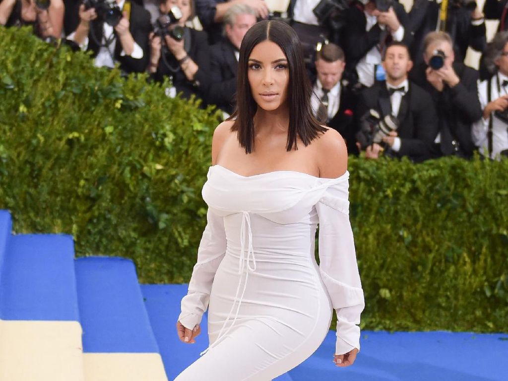 Kim Kardashian Bahagia Usai Copot Nama West