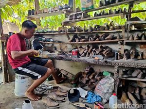 Kisah Perajin Sepatu dan Sandal di Asahan yang Bertahan Masa Pandemi Kisah Perajin Sepatu dan Sandal di Asahan yang Bertahan Masa Pandemi