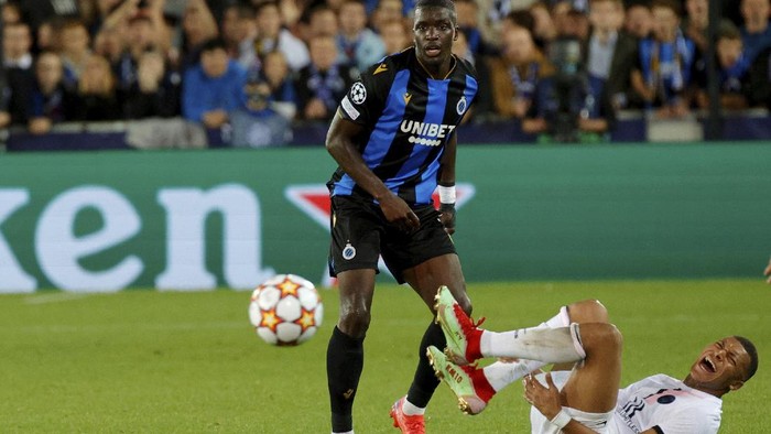 PSGs Kylian Mbappe, right, goes down as he fights for the ball during the Champions League Group A soccer match between Club Brugge and PSG at the Jan Breydel stadium in Bruges, Belgium, Wednesday, Sept. 15, 2021. (AP Photo/Olivier Matthys)