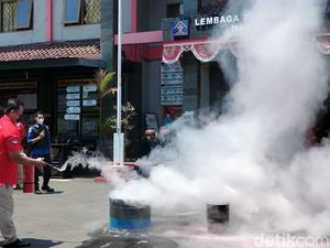 Antisipasi Kebakaran, Petugas-Napi Lapas Majalengka Latihan Padamkan Api