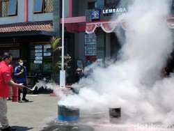 Antisipasi Kebakaran, Petugas-Napi Lapas Majalengka Latihan Padamkan Api