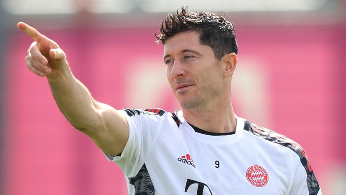 MUNICH, GERMANY - SEPTEMBER 13: Robert Lewandowski of FC Bayern München reacts during a FC Bayern training session at Saebener Strasse training ground on September 13, 2021 in Munich, Germany. (Photo by Alexander Hassenstein/Getty Images)
