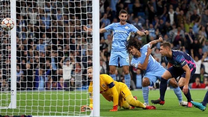MANCHESTER, ENGLAND - SEPTEMBER 15: Nathan Ake of Manchester City scores their sides first goal during the UEFA Champions League group A match between Manchester City and RB Leipzig at Etihad Stadium on September 15, 2021 in Manchester, England. (Photo by Clive Brunskill/Getty Images)