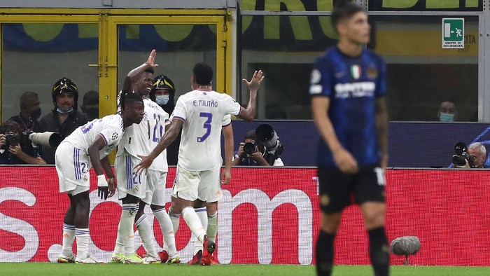 MILAN, ITALY - SEPTEMBER 15: Rodrygo #21of Real Madrid celebrates with his team-mates after scoring the opening goal during the UEFA Champions League group D match between Inter and Real Madrid at Giuseppe Meazza Stadium on September 15, 2021 in Milan, Italy. (Photo by Marco Luzzani/Getty Images)