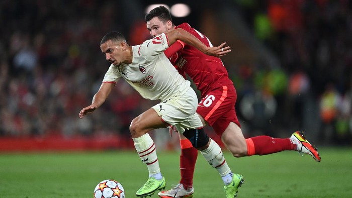 LIVERPOOL, ENGLAND - SEPTEMBER 15: Ismael Bennacer of AC Milan is challenged by Andrew Robertson of Liverpool during the UEFA Champions League group B match between Liverpool FC and AC Milan at Anfield on September 15, 2021 in Liverpool, England. (Photo by Shaun Botterill/Getty Images)