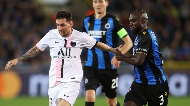 BRUGGE, BELGIUM - SEPTEMBER 15: Lionel Messi of Paris Saint-Germain holds off Eder Alvarez Balanta of Club Brugge during the UEFA Champions League group A match between Club Brugge KV and Paris Saint-Germain at Jan Breydel Stadium on September 15, 2021 in Brugge, Belgium. (Photo by Lars Baron/Getty Images)