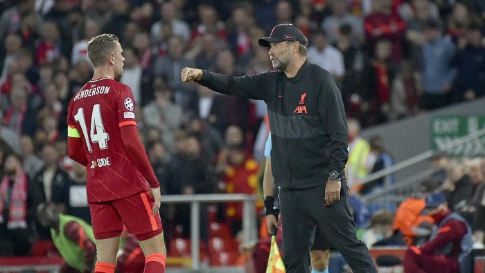 Liverpools manager Jurgen Klopp speaks to Liverpools Jordan Henderson during the Champions League Group B soccer match between Liverpool and AC Milan at Anfield, in Liverpool, England, Wednesday Sept. 15, 2021. (AP Photo/Rui Vieira)