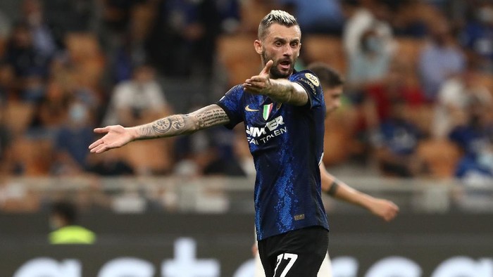 MILAN, ITALY - SEPTEMBER 15: Marcelo Brozovic of FC Internazionale reacts during the UEFA Champions League group D match between Inter and Real Madrid at Giuseppe Meazza Stadium on September 15, 2021 in Milan, Italy. (Photo by Marco Luzzani/Getty Images)