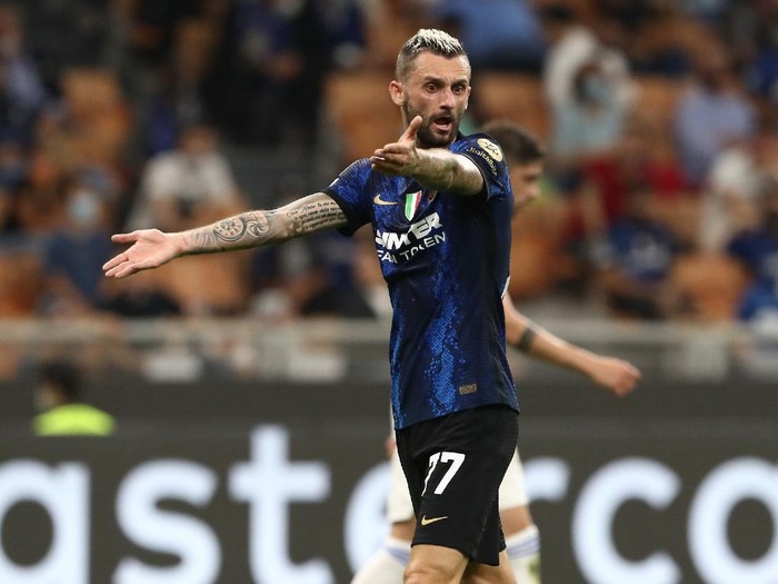 MILAN, ITALY - SEPTEMBER 15: Marcelo Brozovic of FC Internazionale reacts during the UEFA Champions League group D match between Inter and Real Madrid at Giuseppe Meazza Stadium on September 15, 2021 in Milan, Italy. (Photo by Marco Luzzani/Getty Images)