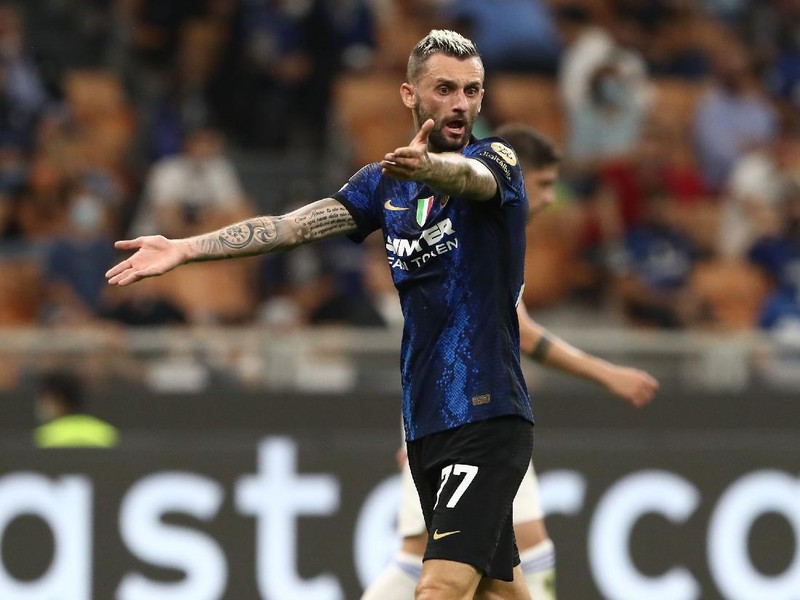 MILAN, ITALY - SEPTEMBER 15: Marcelo Brozovic of FC Internazionale reacts during the UEFA Champions League group D match between Inter and Real Madrid at Giuseppe Meazza Stadium on September 15, 2021 in Milan, Italy. (Photo by Marco Luzzani/Getty Images)