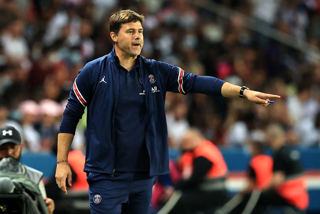 PARIS, FRANCE - AUGUST 14:  Mauricio Pochettino, head coach of Paris Saint- Germain shouts instructions during the Ligue 1 Uber Eats match between Paris Saint Germain and Strasbourg at Parc des Princes on August 14, 2021 in Paris, France. (Photo by David Rogers/Getty Images)