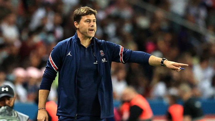 PARIS, FRANCE - AUGUST 14:  Mauricio Pochettino, head coach of Paris Saint- Germain shouts instructions during the Ligue 1 Uber Eats match between Paris Saint Germain and Strasbourg at Parc des Princes on August 14, 2021 in Paris, France. (Photo by David Rogers/Getty Images)