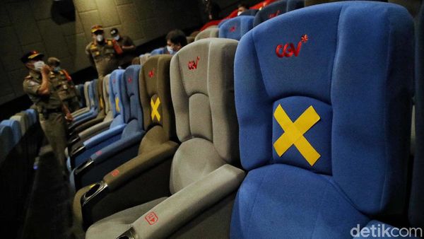 Melihat Persiapan Pembukaan Bioskop di Jakarta