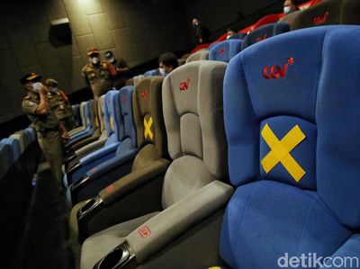 Melihat Persiapan Pembukaan Bioskop di Jakarta