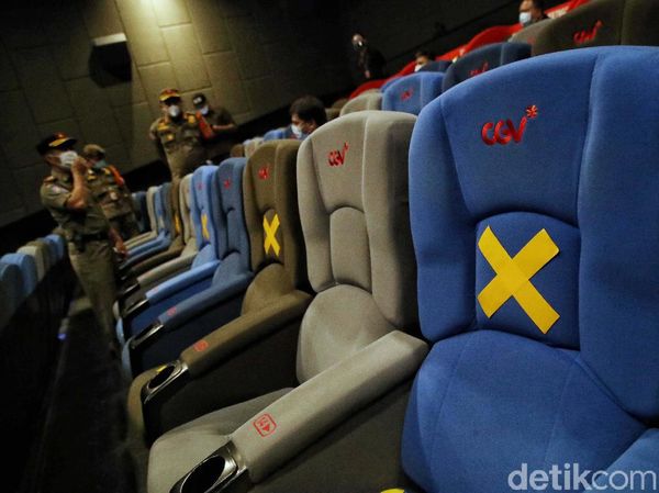 Melihat Persiapan Pembukaan Bioskop di Jakarta