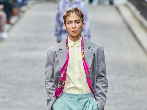 Gaya Idol K-Pop Catwalk di Runway, Ada yang Tampil Di Milan Fashion Week