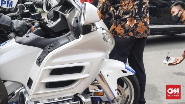 Moge pengawal Jokowi di Aceh Besar jatuh saat bersenggolan dengan mobil. (CNN Indonesia/Dani Randi)
