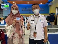 Mulan Jameela Ganti Foto Lama e-KTP Jadi Berhijab di Dukcapil DKI