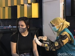 Ratusan Pekerja Hiburan Malam Jalani Vaksinasi Covid-19 di Makassar