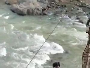 Dramatis! Ibu-Anak Jatuh dari Jembatan Saat Naik Motor di Lebak